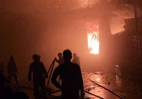 PERISTIWA! Kebakaran Besar Pabrik Terpal Bogor Berhasil Dipadamkan Setelah 11 Jam