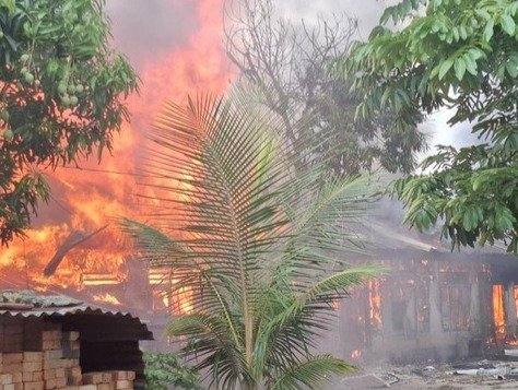 KEBAKARAN! Kawasan Padat Penduduk Pekanbaru Membara, 8 Rumah Ludes Terbakar