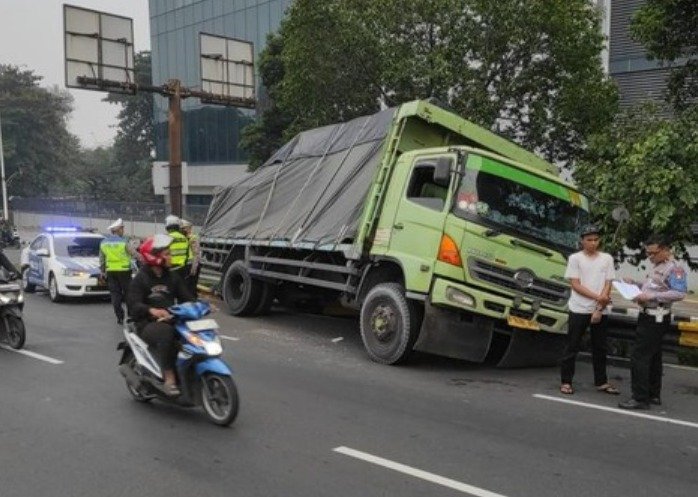 Kecelakaan Tunggal di Layang Cawang, Truk Muatan Hebel Terperosok Akibat Sopir Mengantuk