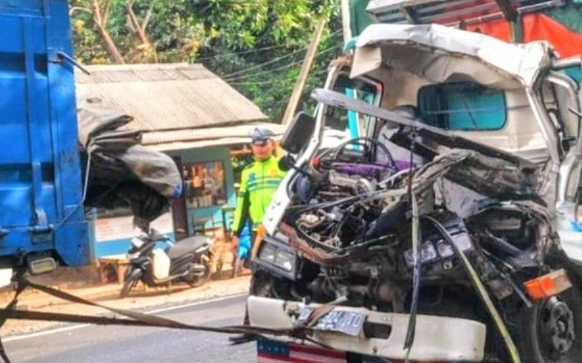 Sopir Mengantuk, Tabrakan Dua Truk di Pantura Situbondo Tewaskan Seorang Balita